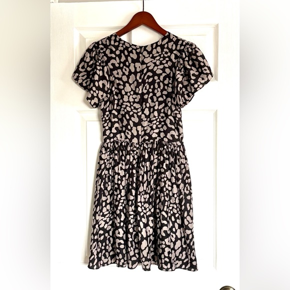 Talula Aritzia Grey & Black Animal Print Flutter Sleeve Dress Size 4 - Picture 5 of 15